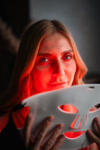 Luminothérapie rouge anti-âge, essentielle et ciblée